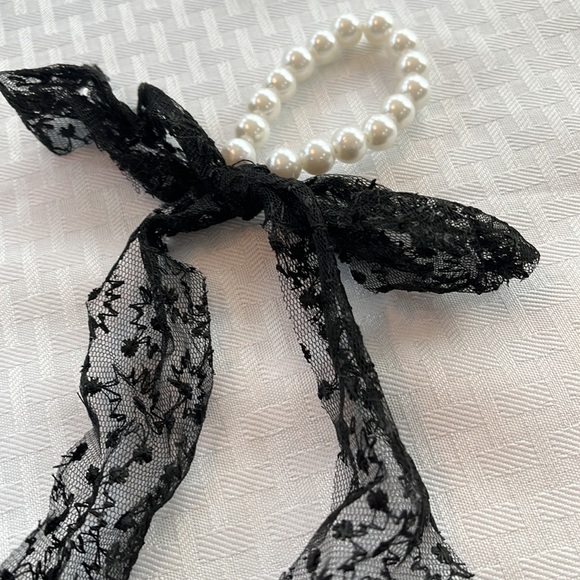 3pcs lace and pearl scrunchies - Picture 3 of 4